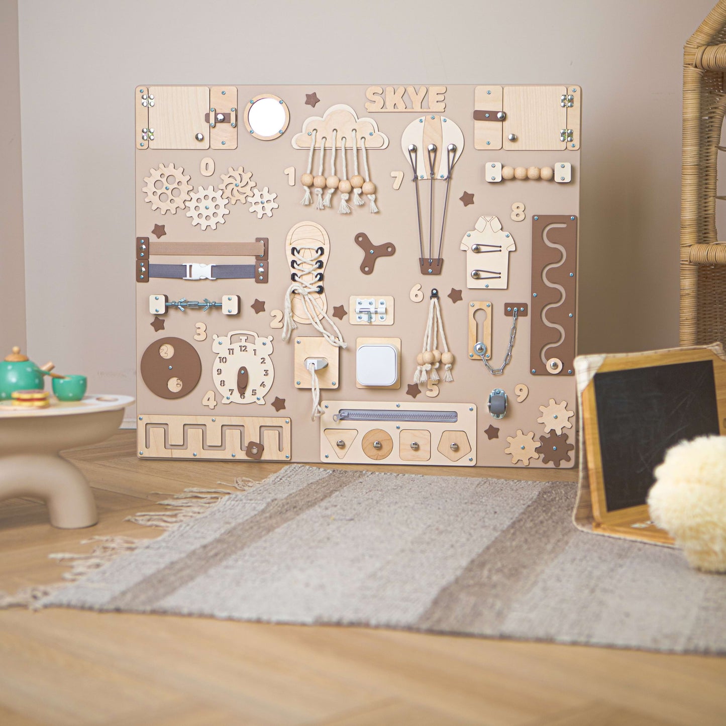 Busy Board XXL "Classic" – Die interaktive Entdeckerwand (70 x 60 cm)